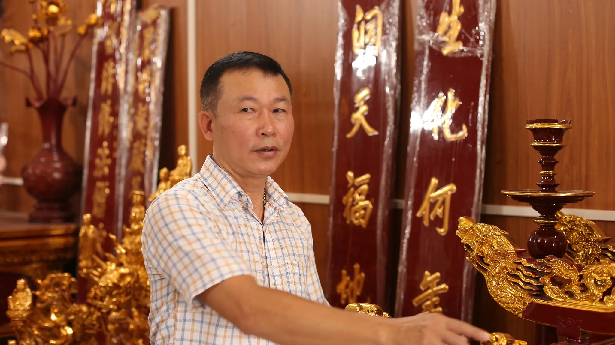 Nghệ nhân Nguyễn Viết Dũng bên sản phẩm hoàn thiện của mình