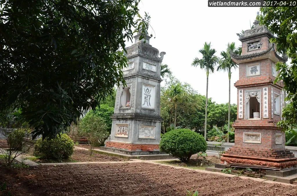 Tháp mộ tại Chùa Lại Yên