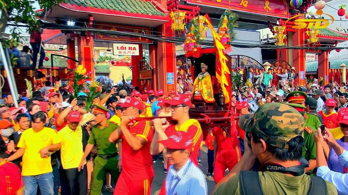 Đoàn rước tượng Bà tại Lễ hội chùa Bà Thiên Hậu