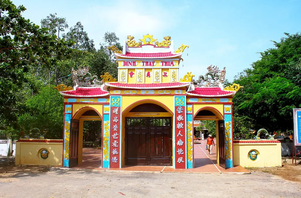 Tam quan cổng Dinh Thầy Thím