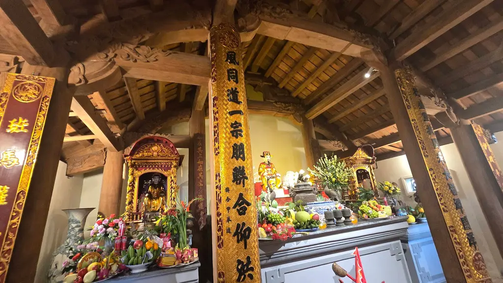 Bên trong Đền và Bến Chương Dương