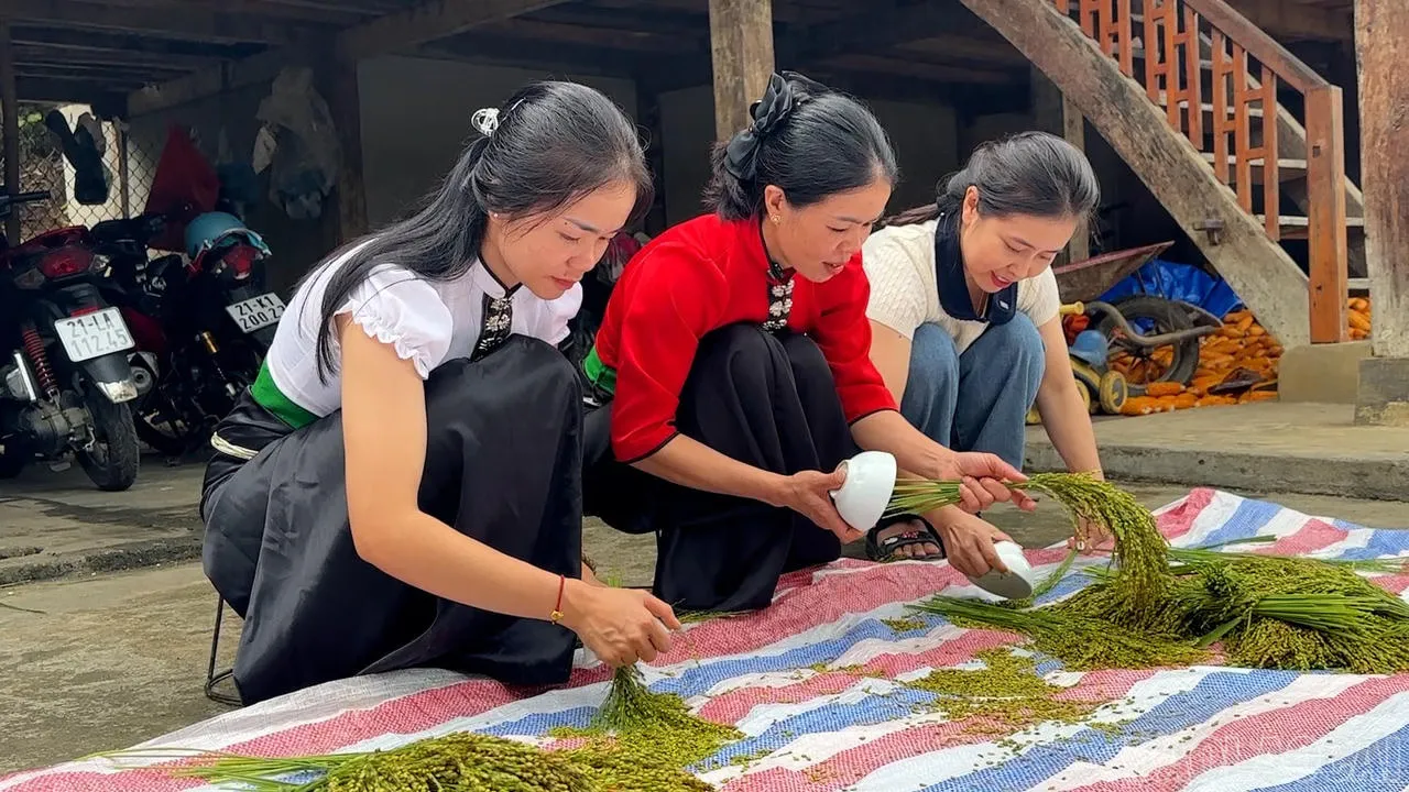 Du khách được trải nghiệm cùng làm cốm với người dân Tú Lệ tại Lễ hội Cốm
