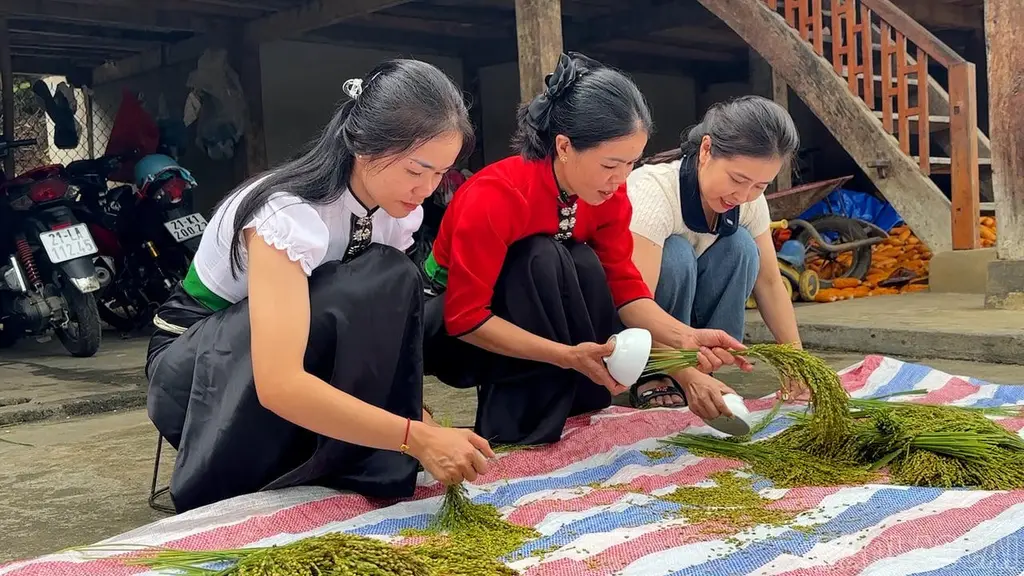 Du khách được trải nghiệm cùng làm cốm với người dân Tú Lệ tại Lễ hội Cốm