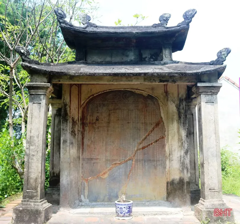 Tấm văn bia thời Lê cổ quý hiếm, có niên đại năm Hoằng Định thứ 17 tại Mộ và Đền thờ Trần Tịnh