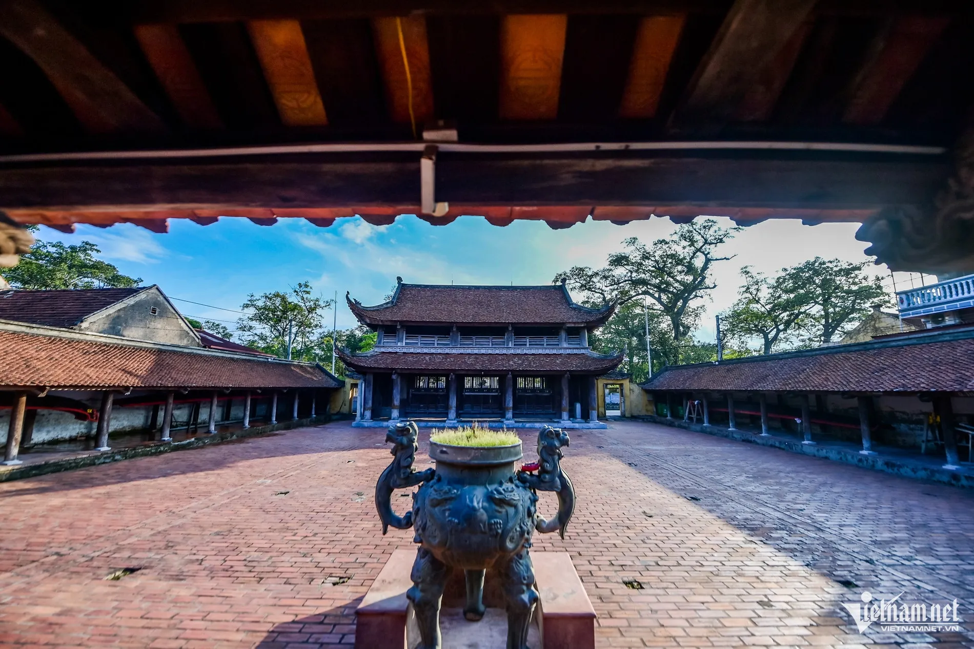 Gác chuông Chùa Keo Hành Thiện chụp từ xa