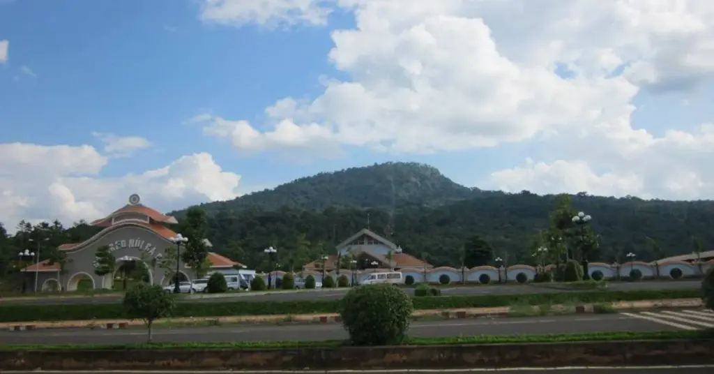 Núi Bà Rá nhìn từ xa