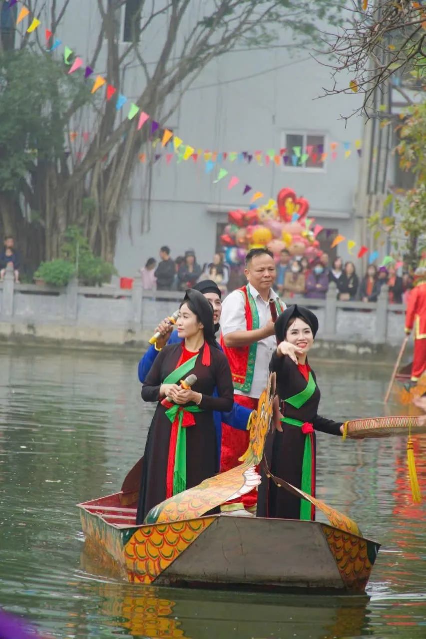 Hát chèo trên thuyền tại ao đình làng tại Hội làng Định Công