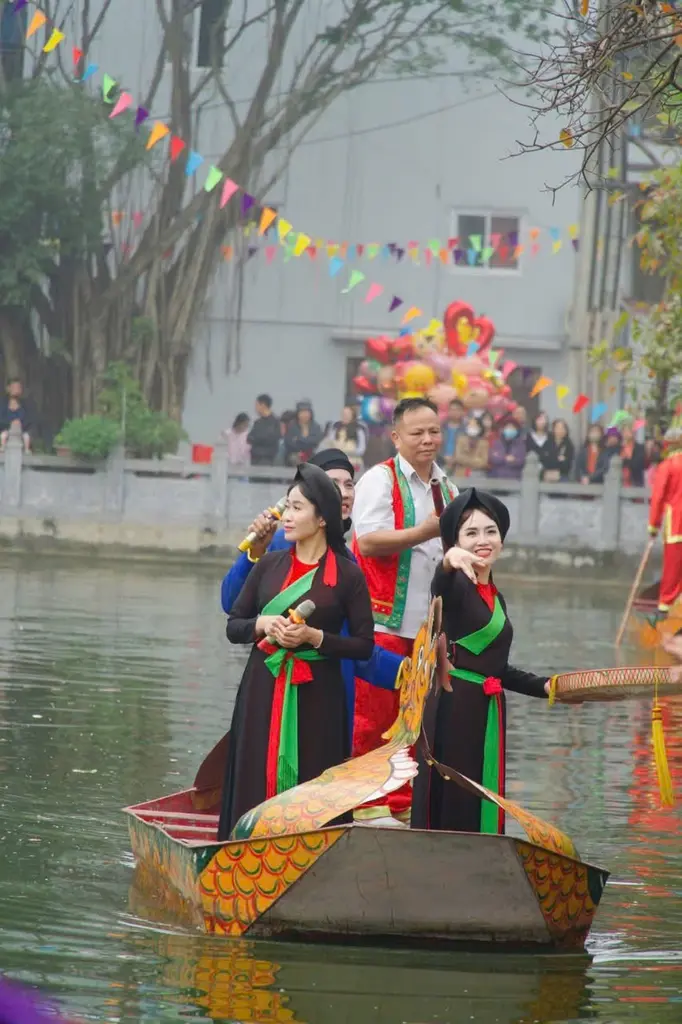 Hát chèo trên thuyền tại ao đình làng tại Hội làng Định Công