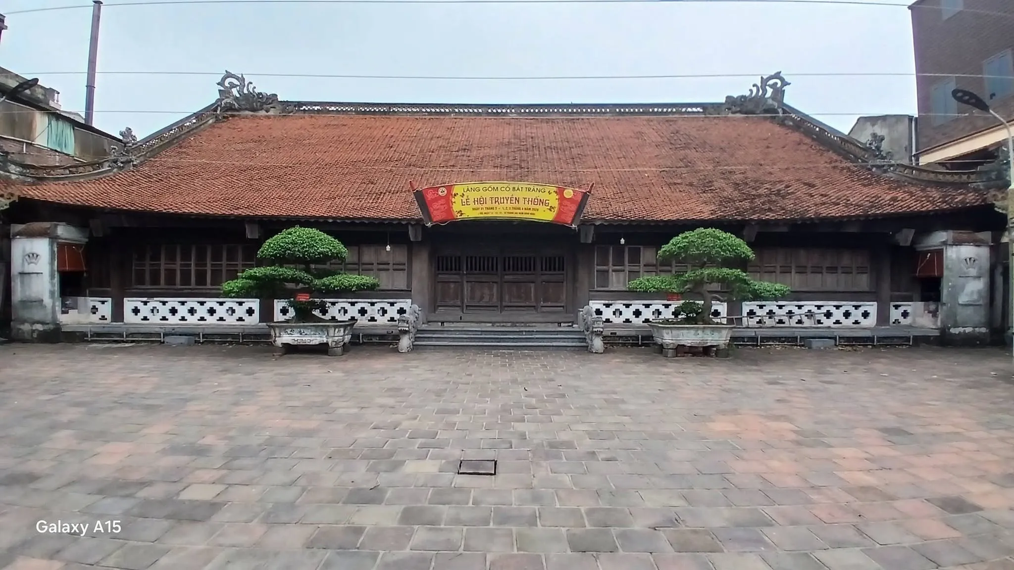 Sân và tòa đại bái năm gian hai chái đình Bát Tràng