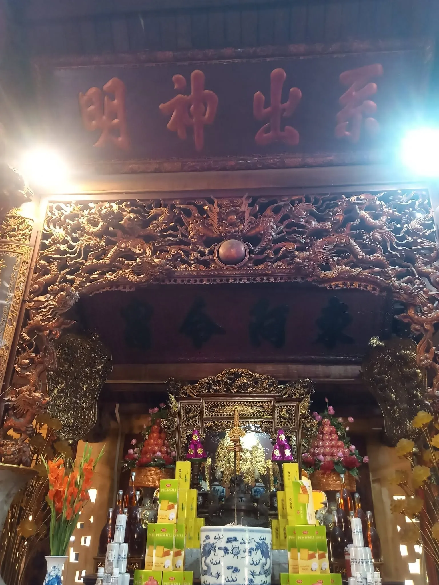 Ban thờ trong Đền Trần Thương