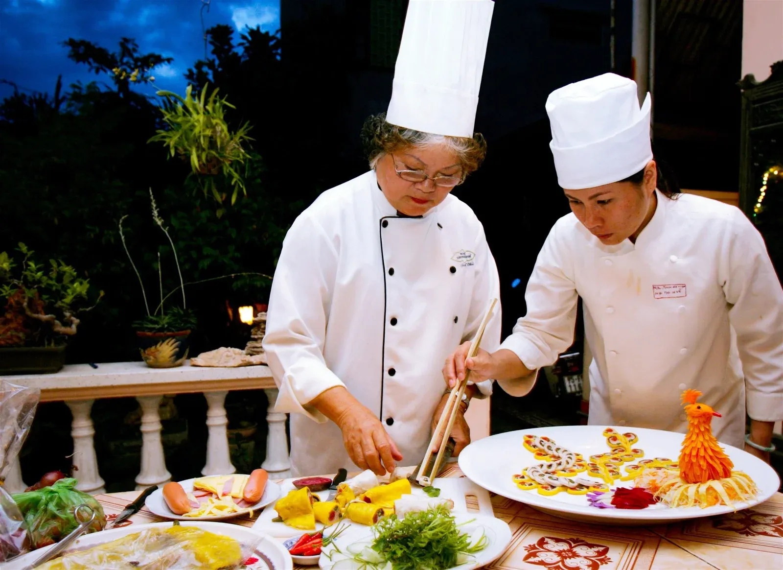 Nghệ nhân Tôn Nữ Thị chuẩn bị món ăn cung đình tại nhà hàng Tịnh Gia Viên