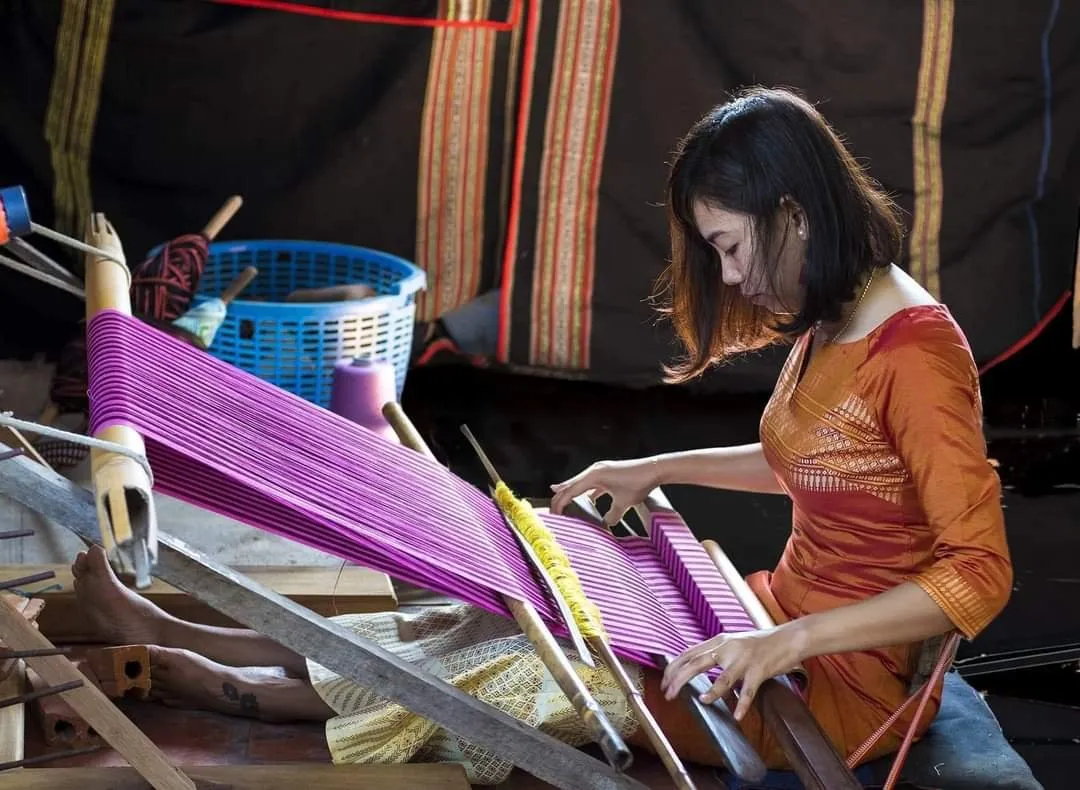 Hình ảnh người thợ bên khung dệt thổ cẩm
