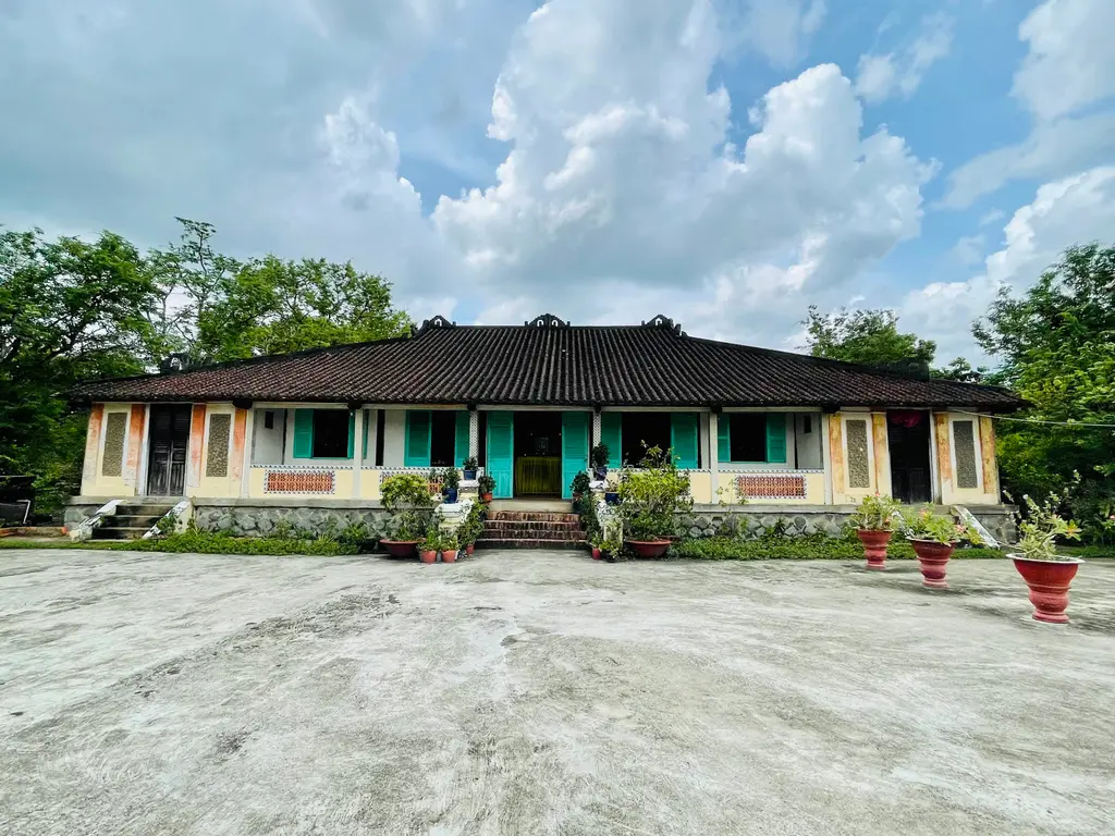Cảnh quan di tích lịch sử văn hóa Nhà Trăm Cột