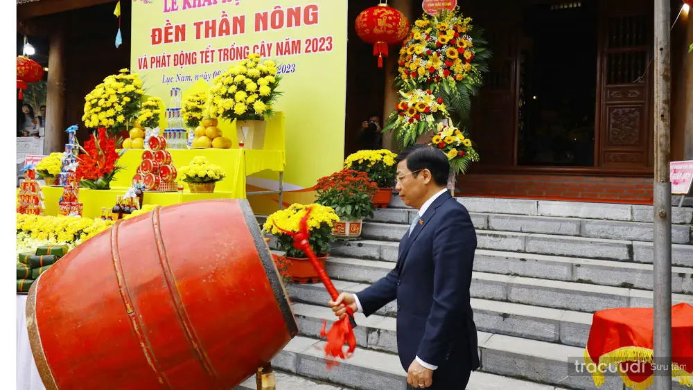 Đánh trống khai hội Lễ hội Đền Thần Nông