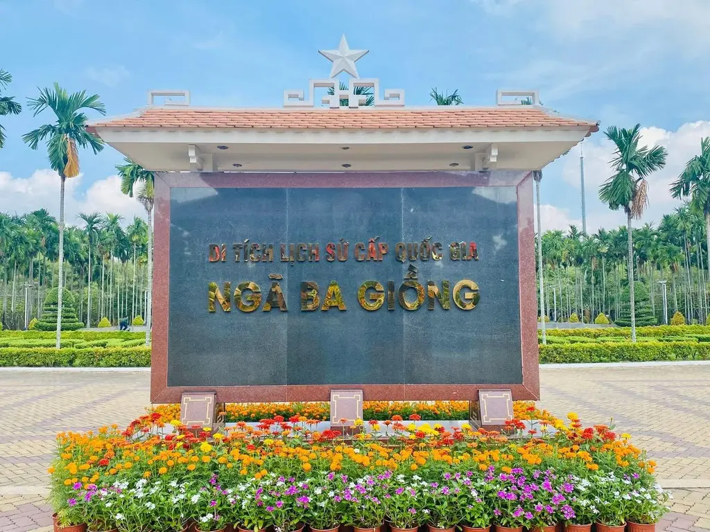 Bia di tích Ngã Ba Giồng
