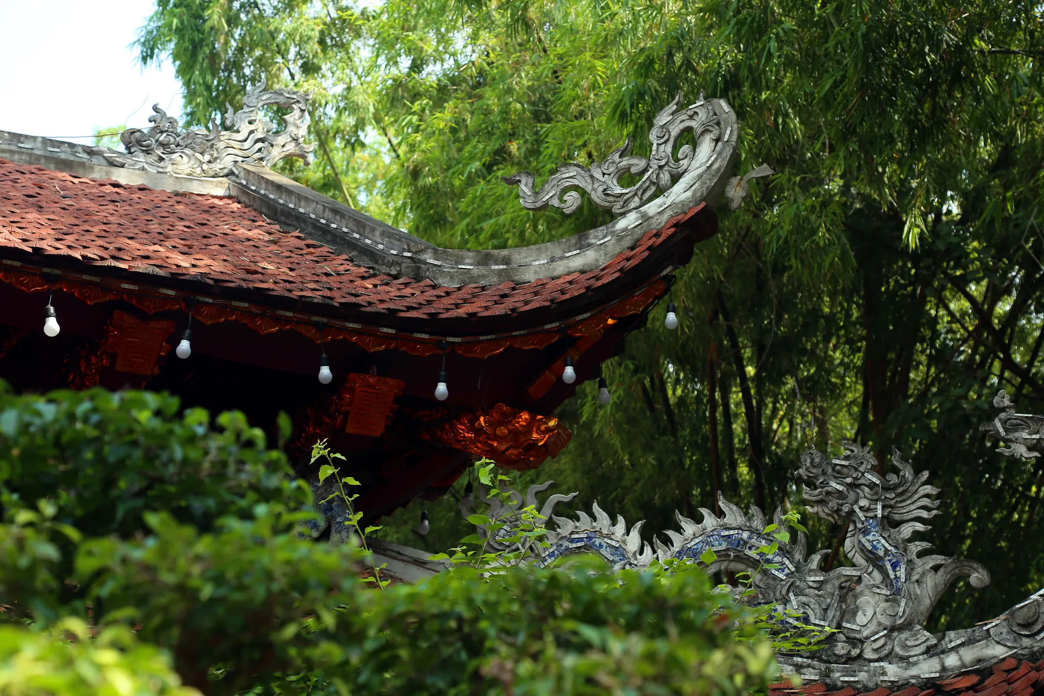 Mái đao tháp chuông chùa Linh Ứng