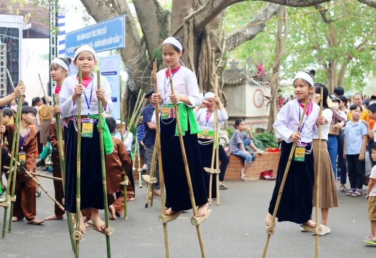Trò chơi dân gian của đồng bào dân tộc tại Hội chùa Tây Phương