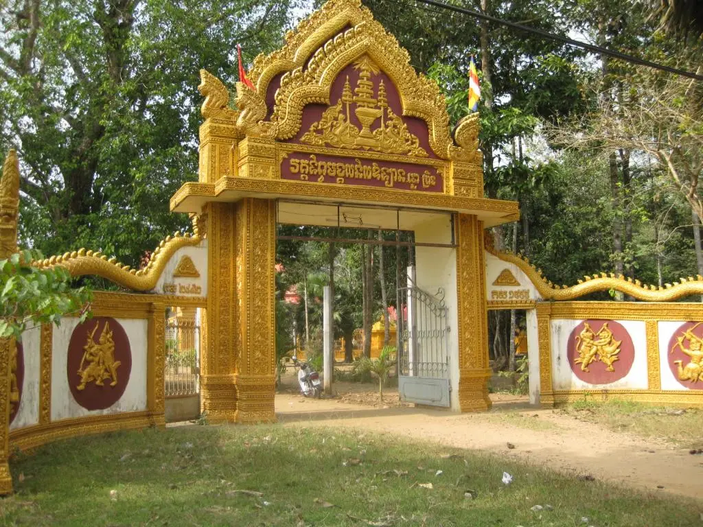 Cổng Chùa Cầu Tre