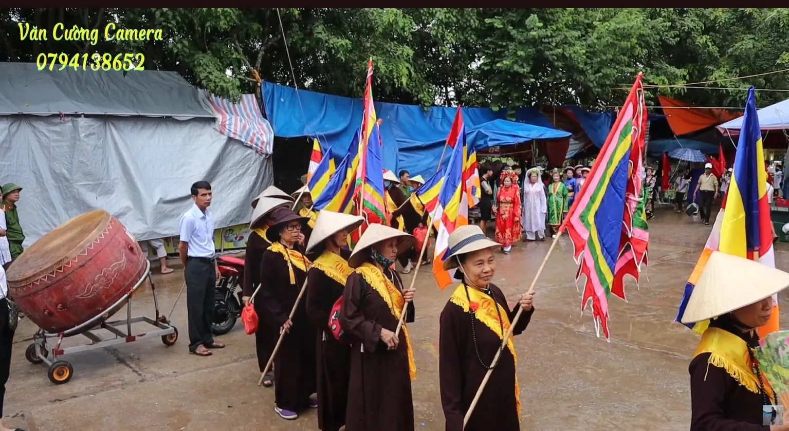 Đoàn rước tại Hội đền Chòi