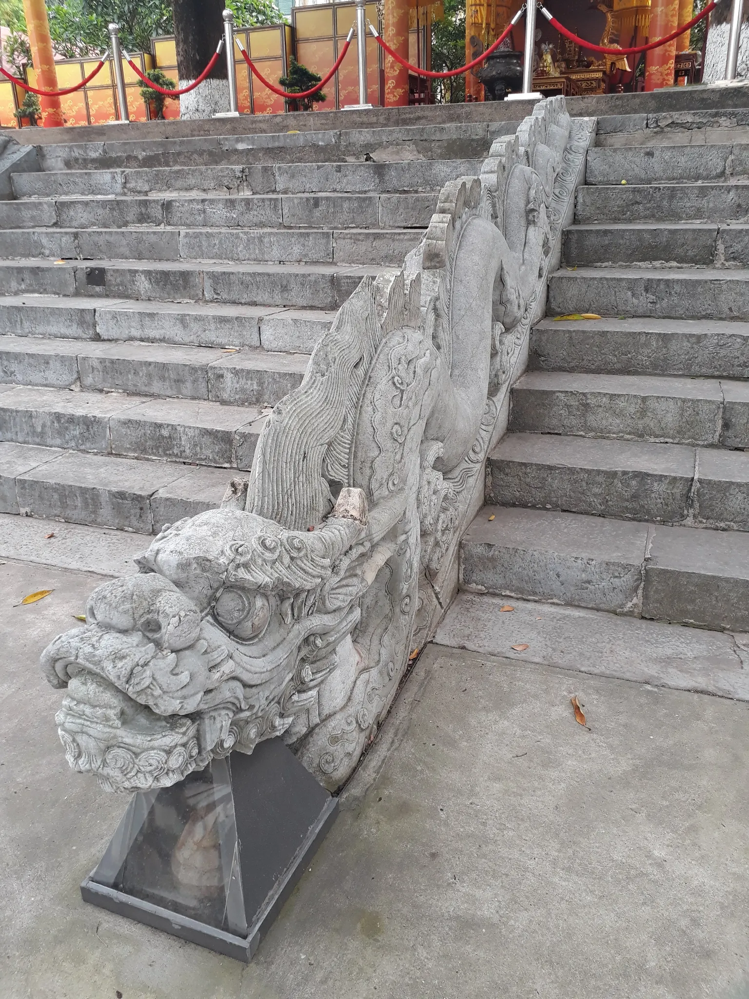 Rồng đá bên trái thành bậc rồng Điện Kính Thiên Hoàng Thành Thăng Long