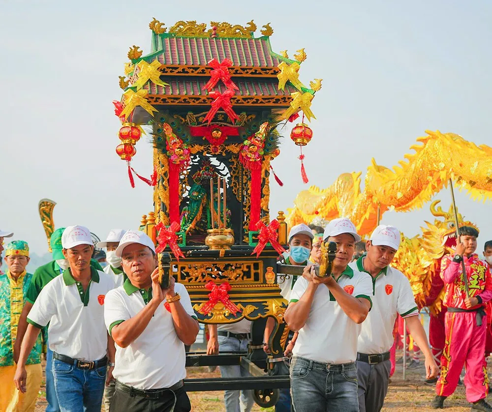 Lễ rước kiệu tại Lễ hội Chùa Ông