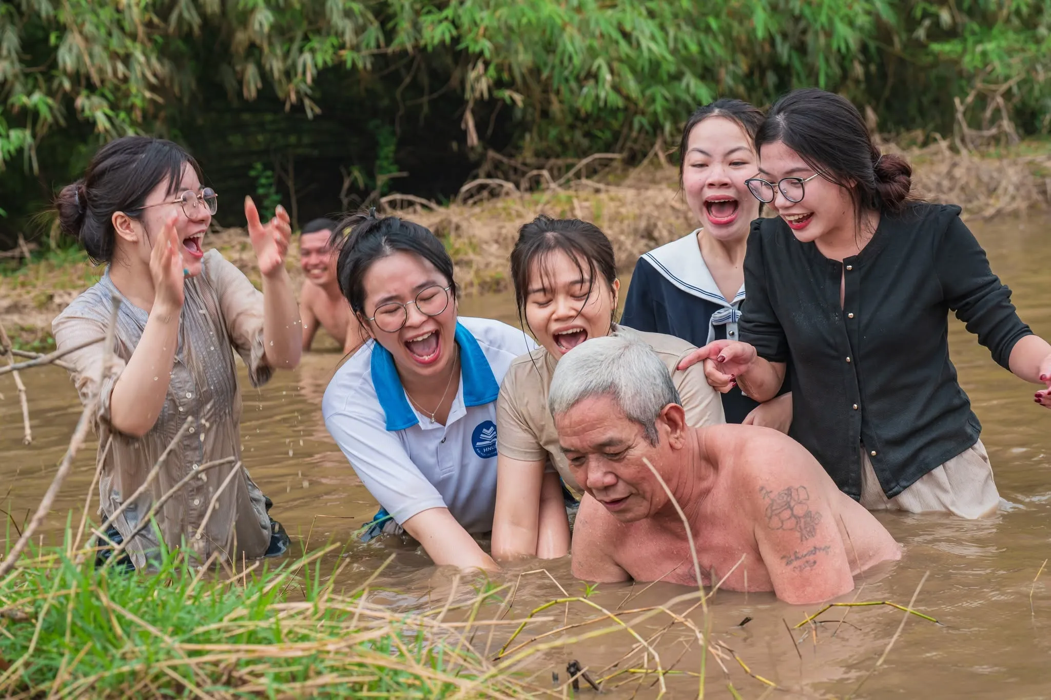 Các bạn trẻ tham gia phấn khích tại lễ hội Đả Ngư đền Và
