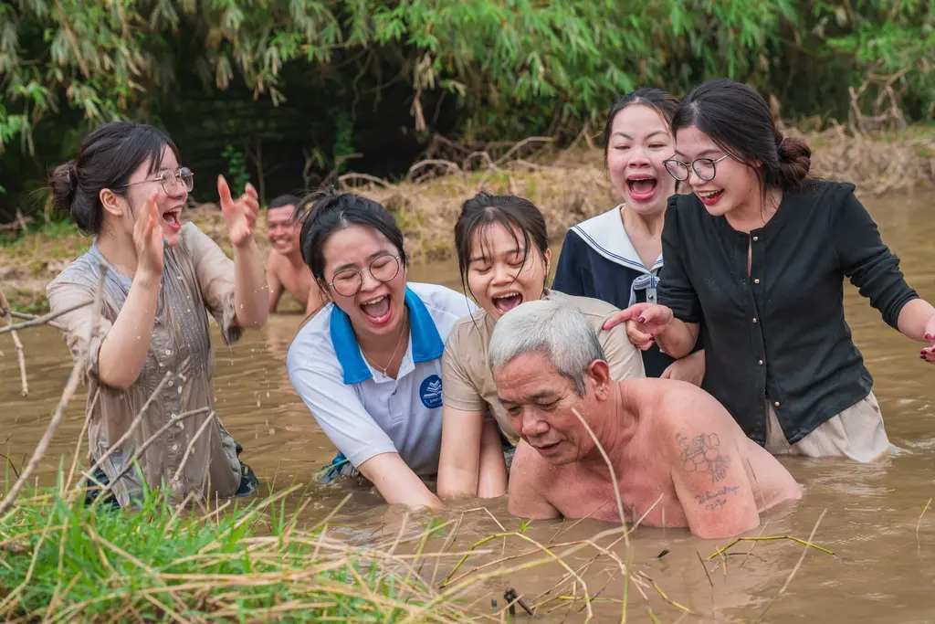 Các bạn trẻ tham gia phấn khích tại lễ hội Đả Ngư đền Và