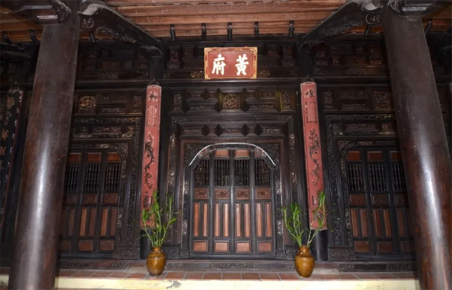 Phía trước Nhà Cổ Huỳnh Phủ