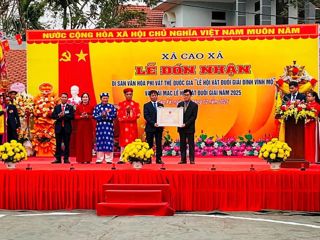 Trao bằng công nhận cho Lễ hội Vật làng Vĩnh Mộ