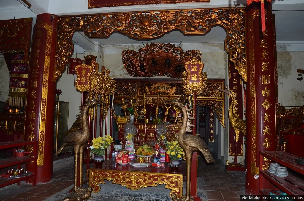 Ban thờ trong đình Giảng Võ