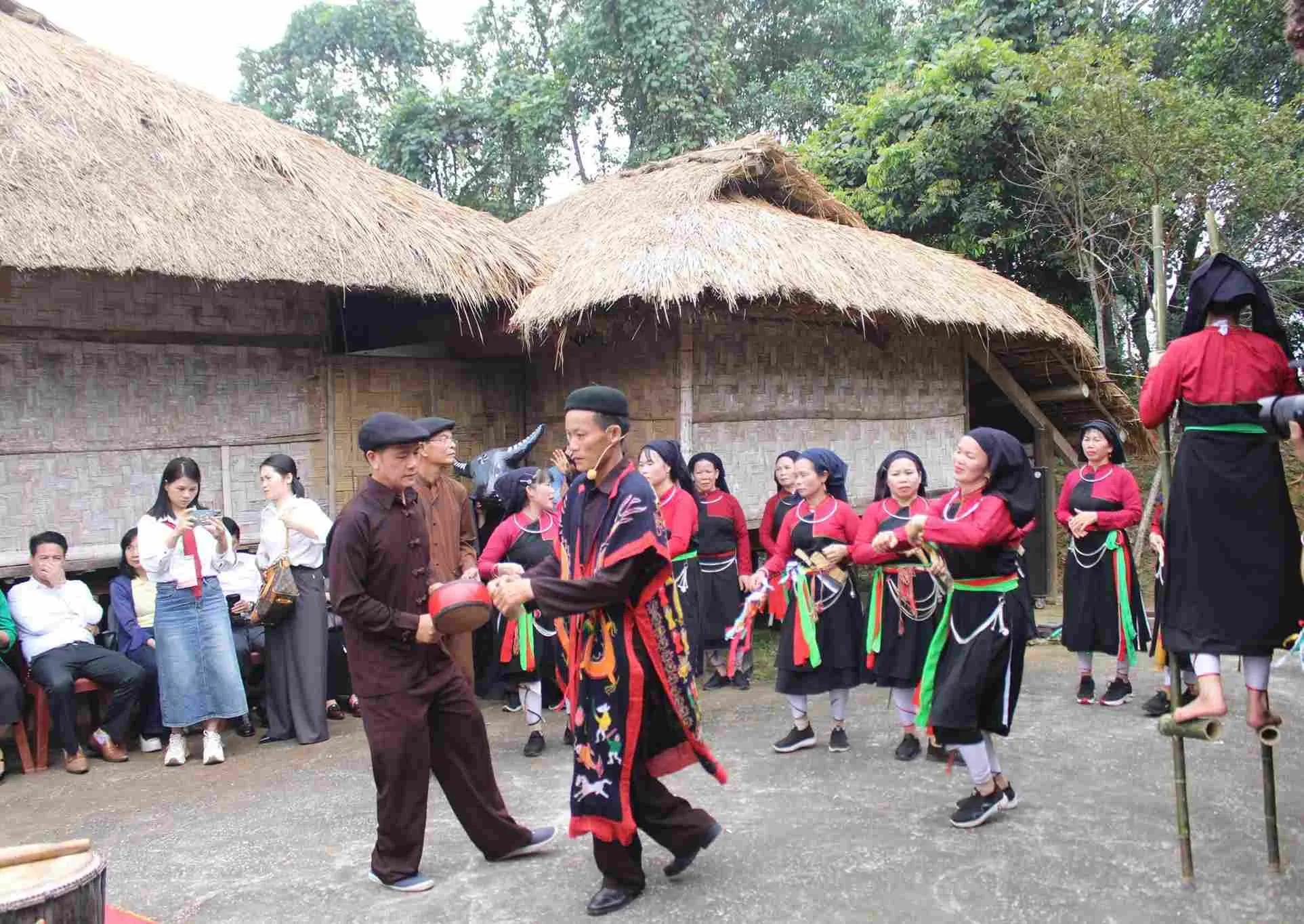 Sau phần lễ, đồng bào vừa tung còn vừa hát Sình Ca tại Lễ hội xuống đồng của người Cao Lan