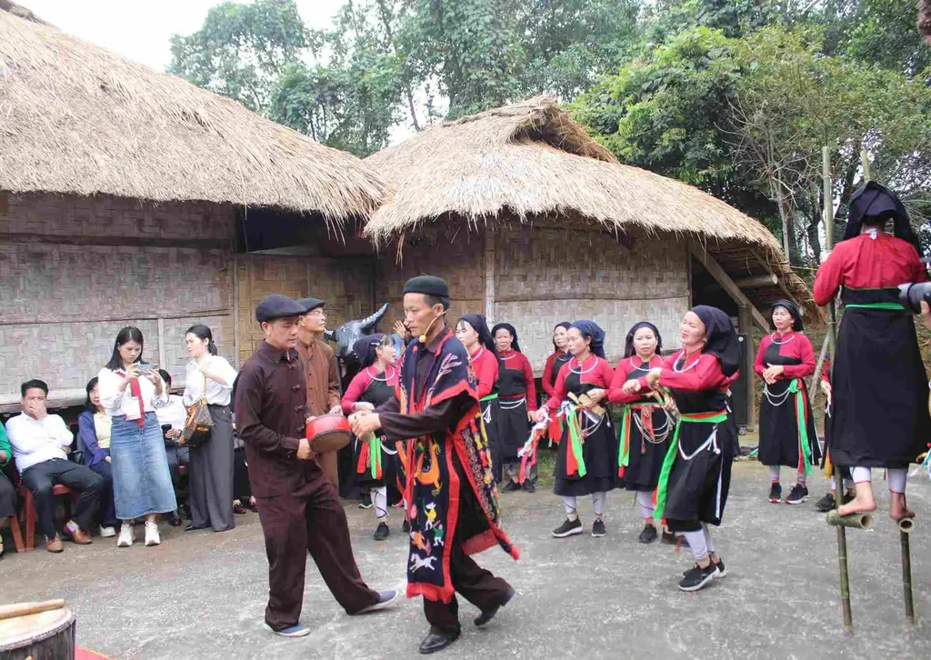 Sau phần lễ, đồng bào vừa tung còn vừa hát Sình Ca tại Lễ hội xuống đồng của người Cao Lan