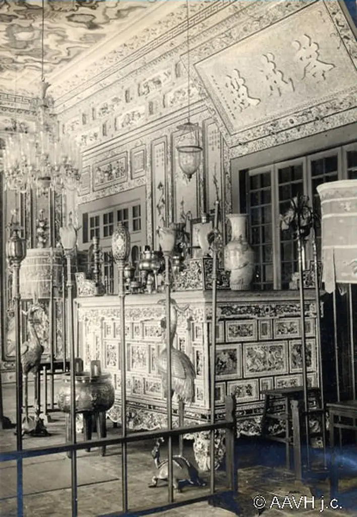 Bàn thờ vua Khải Định trong Thế Miếu, Hoàng thành Huế 1930.