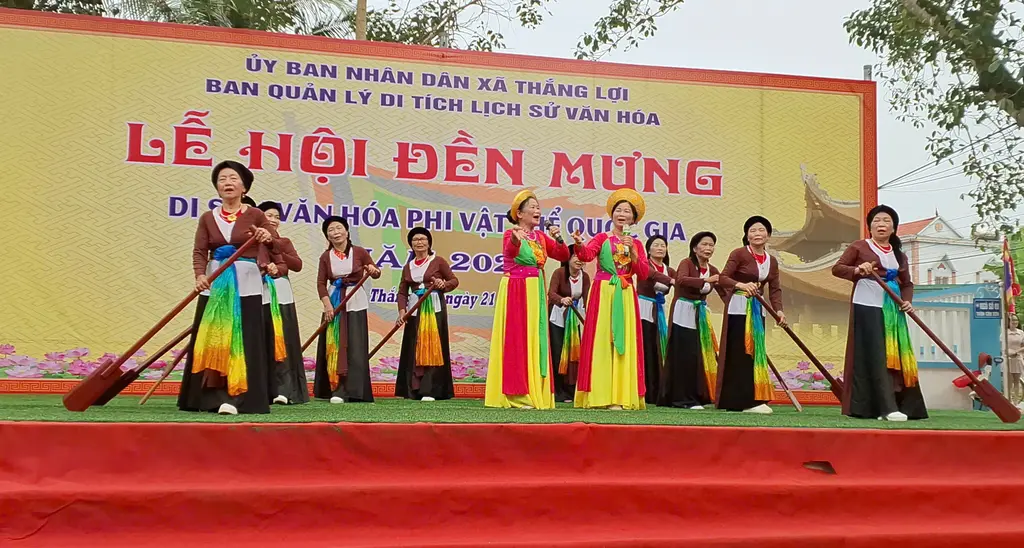 Hát chèo thờ tại lễ hội đền Mưng