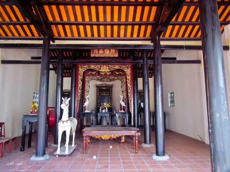 Bên trong điện thờ tại Lăng Võ Tánh