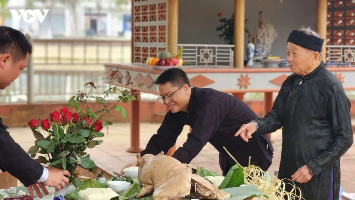 Ông mo và bà con chuẩn bị mâm lễ cúng tại Lễ hội Xên Mường