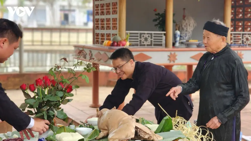 Ông mo và bà con chuẩn bị mâm lễ cúng tại Lễ hội Xên Mường