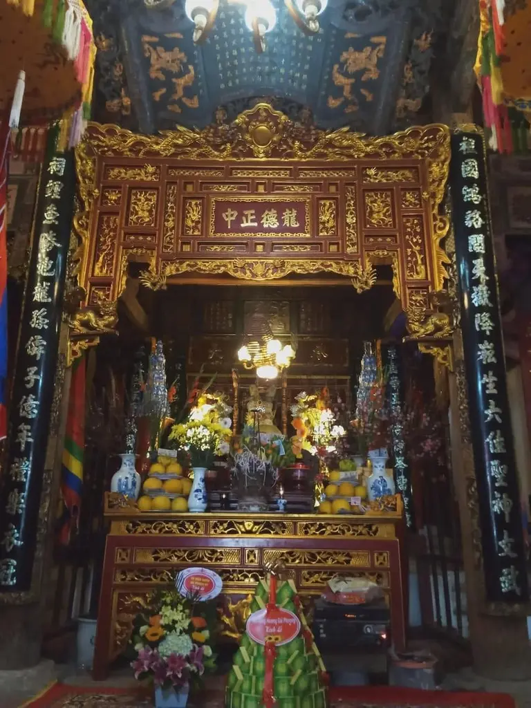 Bên trong Đình Kim