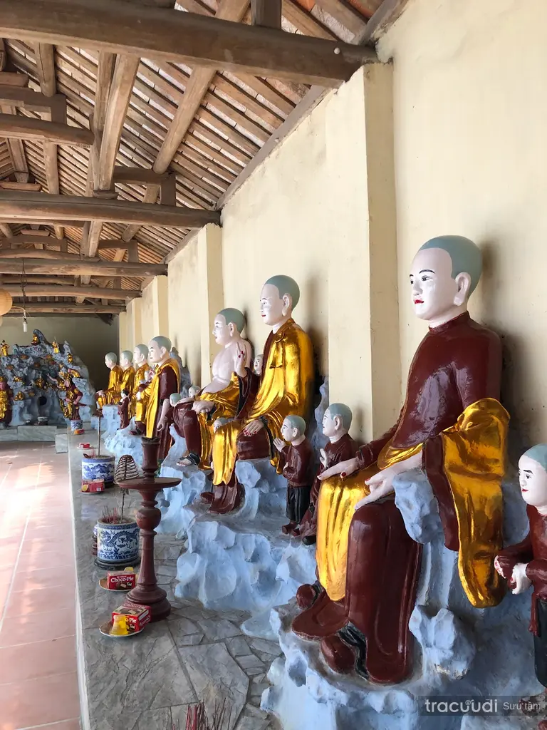 Dãy tượng phật bên trong Chùa Triệu Xuyên