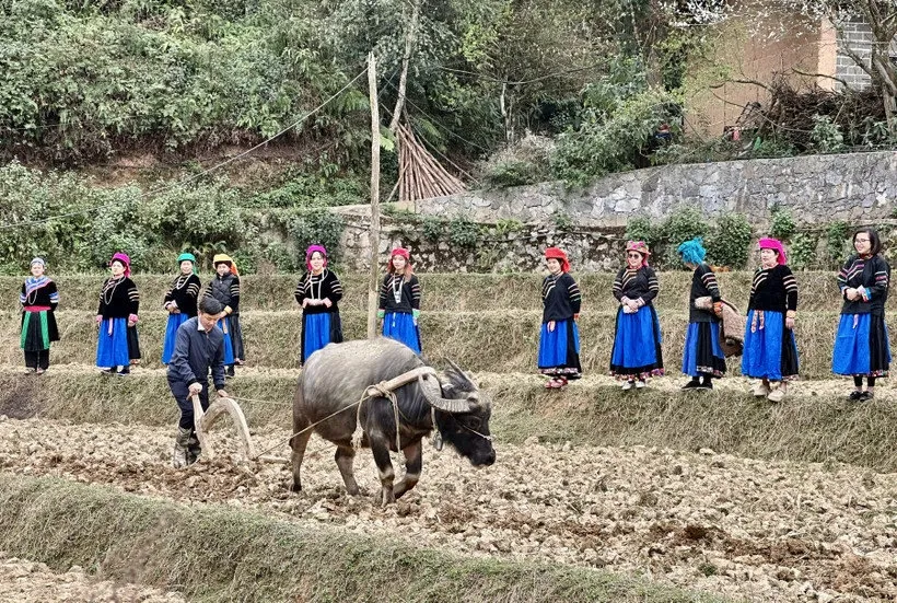 Sau khi kết thúc nghi lễ tại Lễ ra đồng (Pặt Oong)