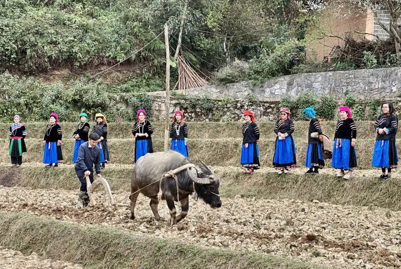 Sau khi kết thúc nghi lễ tại Lễ ra đồng (Pặt Oong)