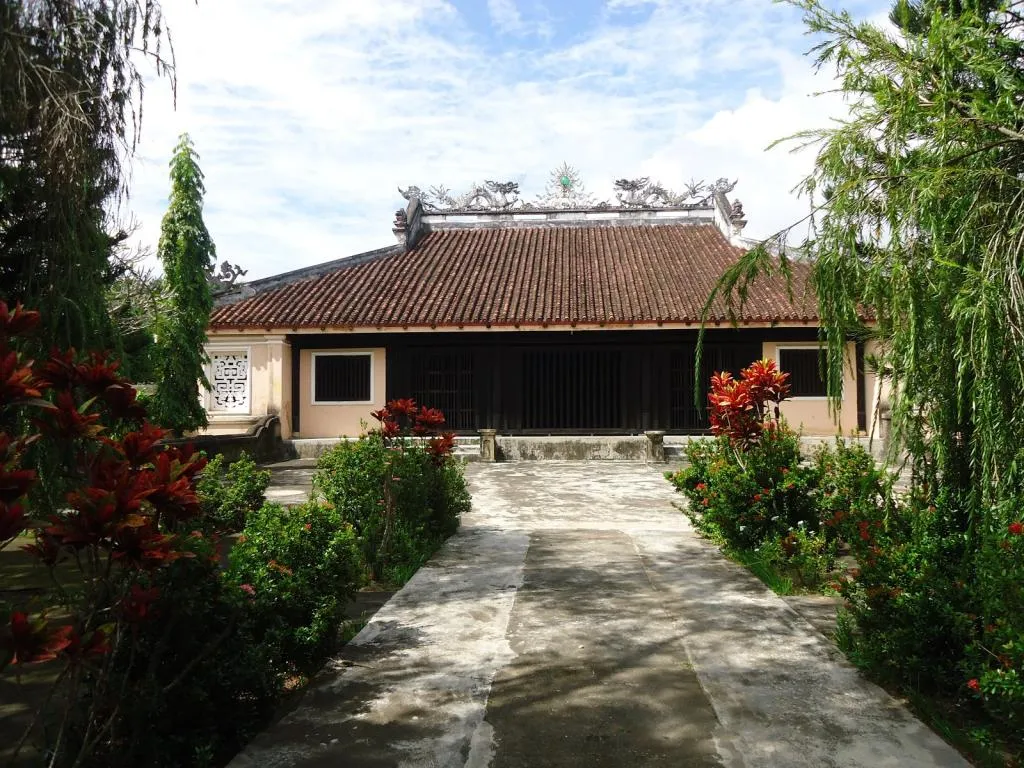 Khuôn viên Chùa Thập Tháp Di Đà