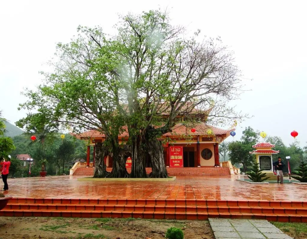 Khuôn viên Mộ và Đền thờ Lương Văn Chánh