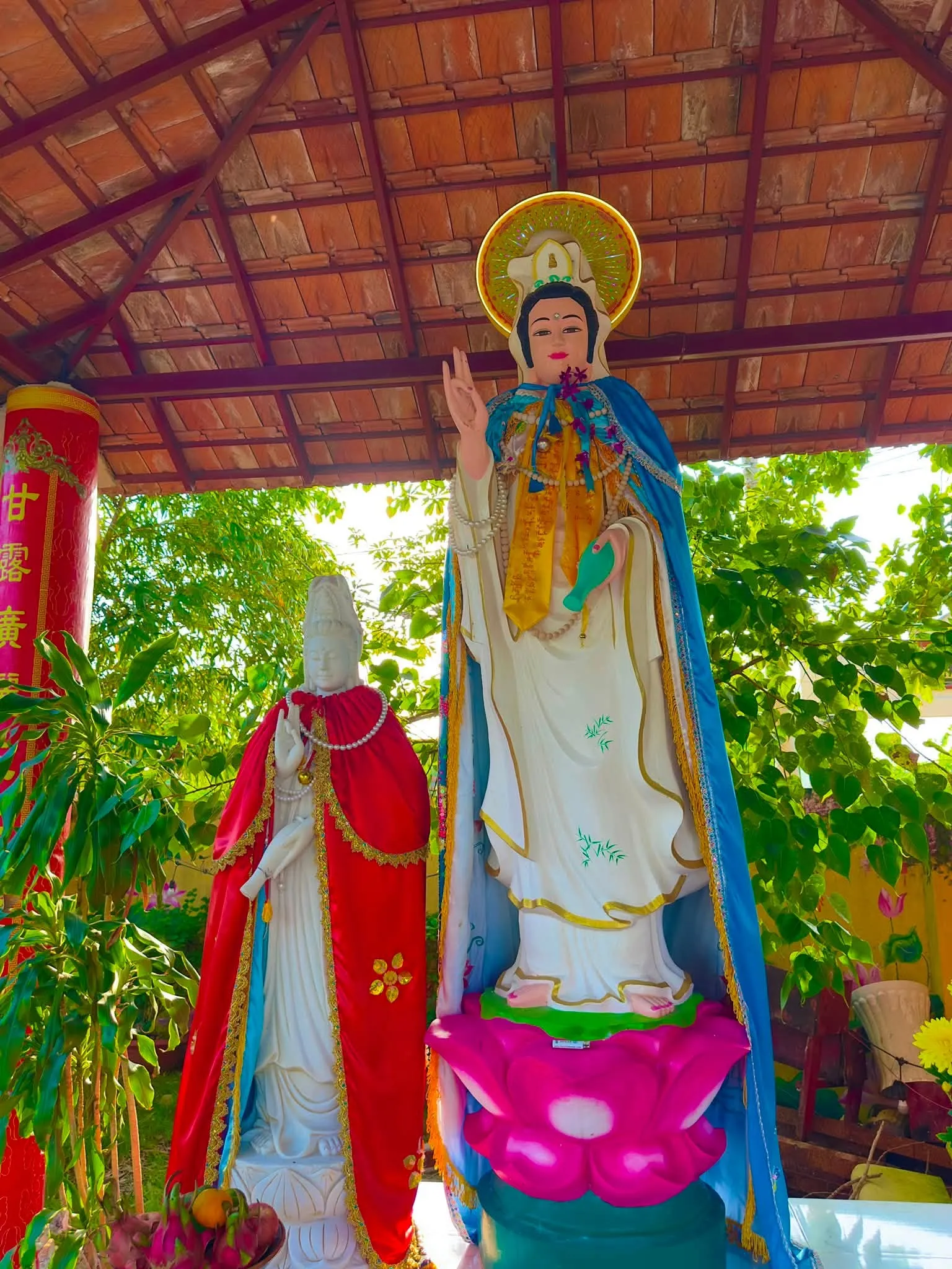Tượng Quan Âm bên ngoài Chùa Từ Phong