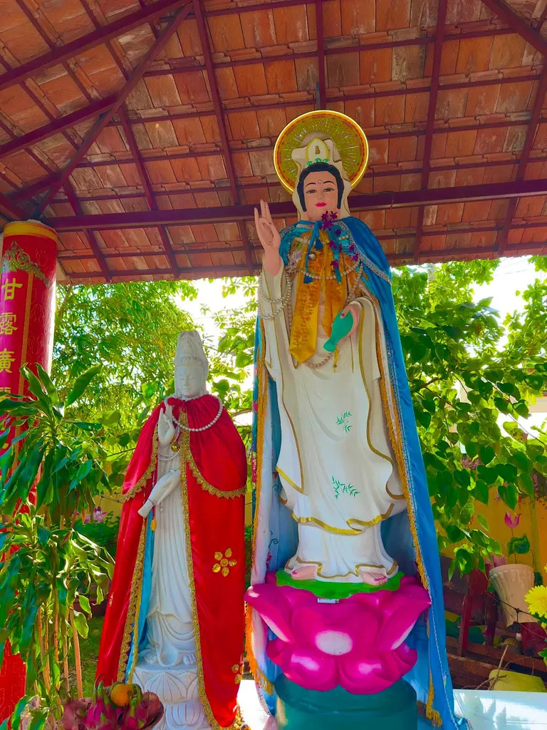 Tượng Quan Âm bên ngoài Chùa Từ Phong