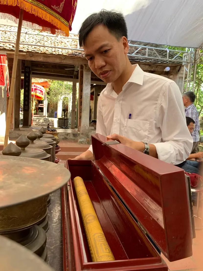 Người dân ngắm nhìn đạo sắc phong tại Quán Vật Đồng Nanh