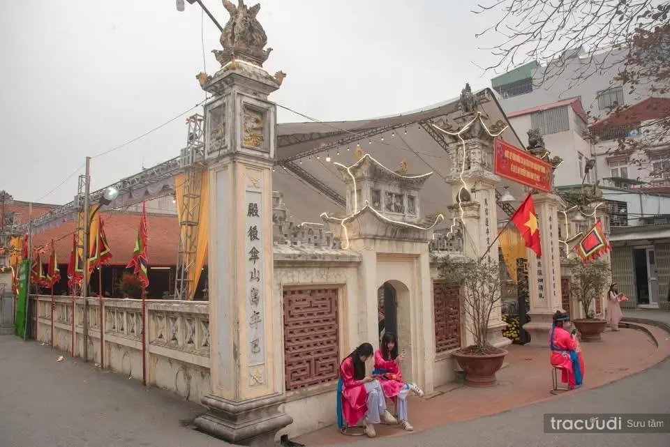 Không gian bên ngoài Đình Yên Phúc
