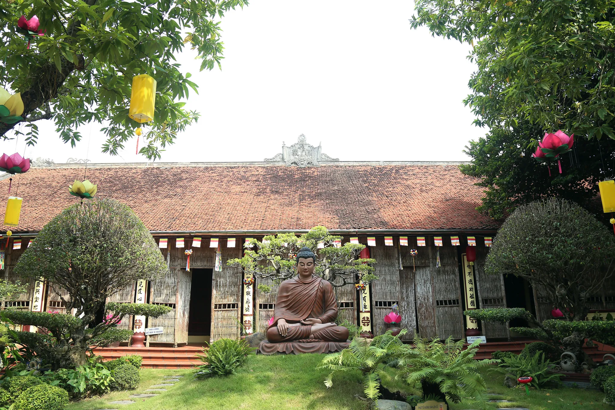 Không gian cảnh quan trước chùa Linh Ứng