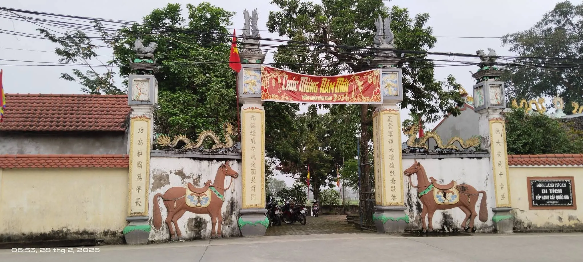 Cổng tam quan di tích Đình Tư Can
