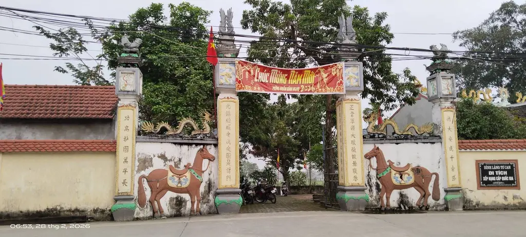 Cổng tam quan di tích Đình Tư Can